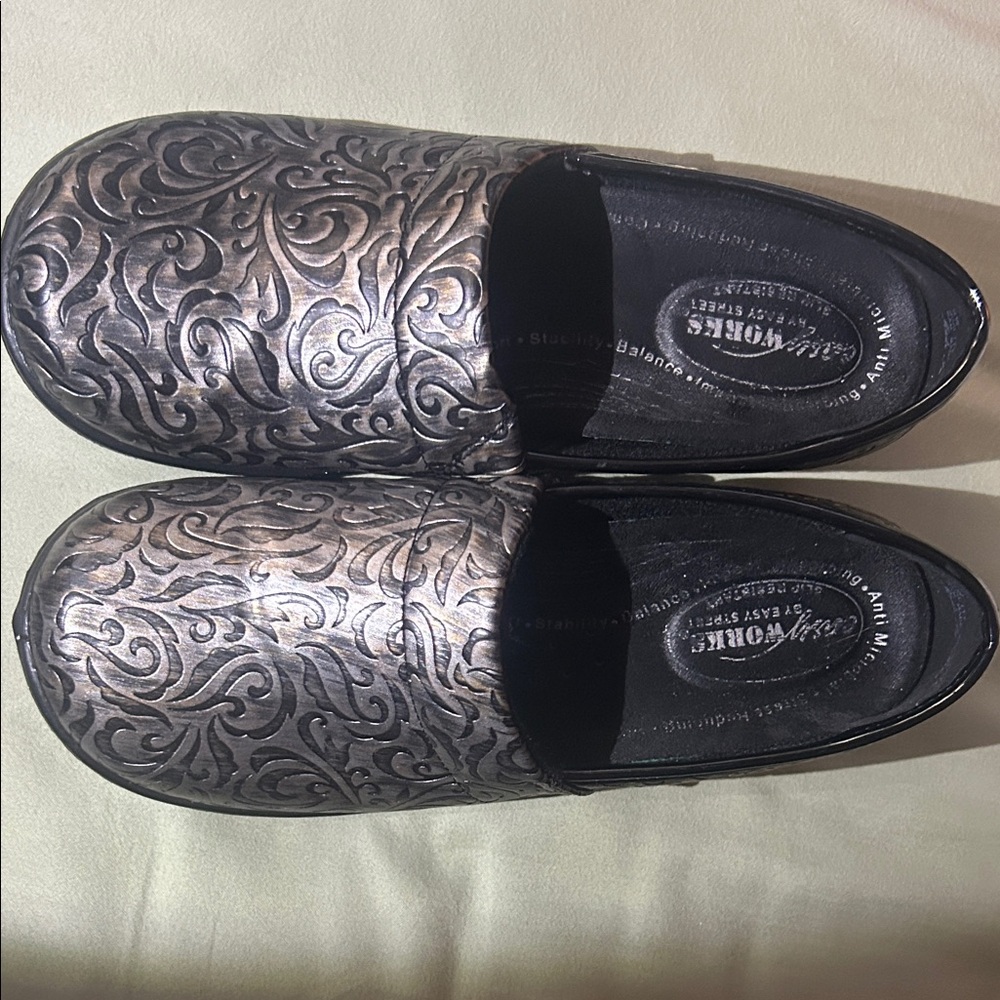 Easy WORKS by Easy Street Metallic Black clogs with Embossed Design